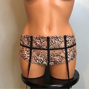 Victorias Secret Very Sexy Garter Belt Waist Cincher Leopard Mesh M/L NWT